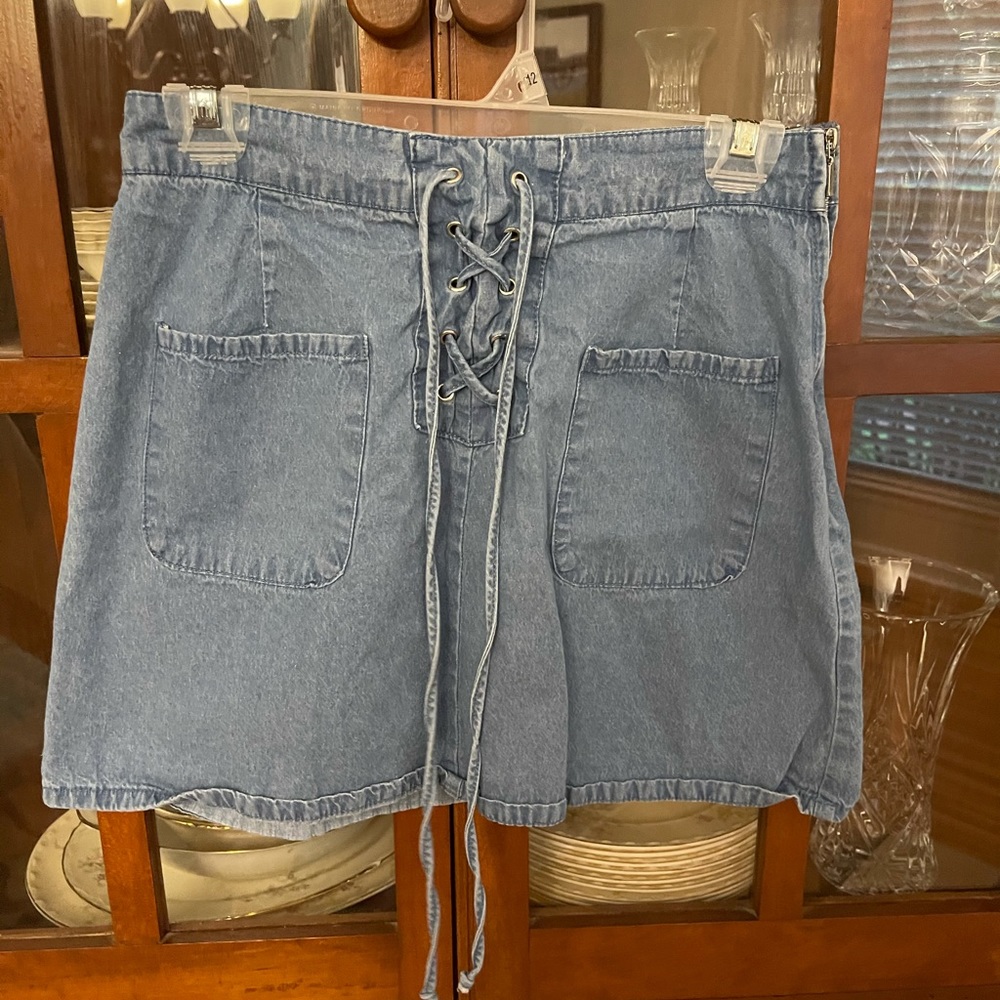 Short denim skirt with side pockets